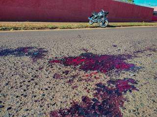 Sangue no asfalto: condutor de moto foi socorrido em estado grave no Jardim Centenário. (Foto: Marcos Maluf)