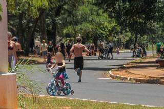 Domingo foi de passeio e atividades físicas sem máscaras no Parque dos Poderes. (Foto: Marcos Maluf)