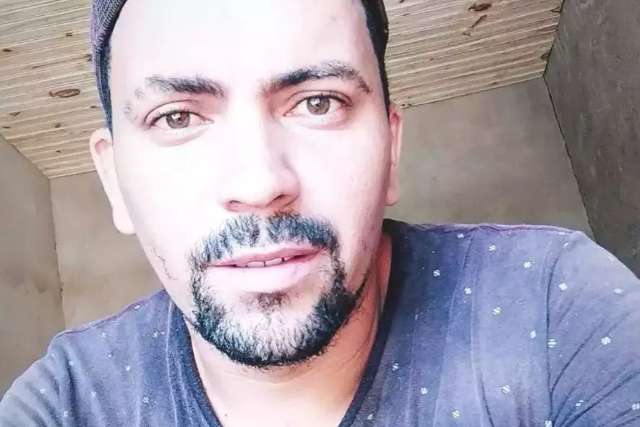 Jovem que matou ex-marido da esposa a tiros entrega arma do crime &agrave; pol&iacute;cia