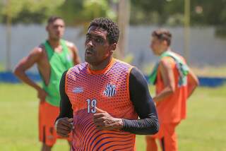 Jonatas Obina, centro-avante durante treino na temporada de 2020 (Foto: Marcos Maluf/Arquivo)