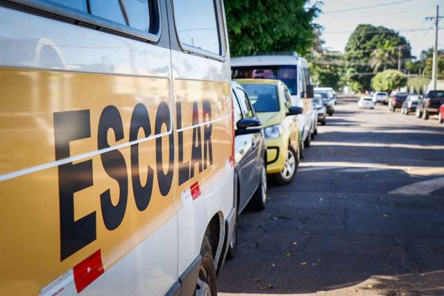 Transporte escolar tenta impedir que alunos recorram a motorista de aplicativo