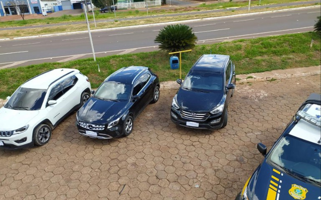 Motorista de caminh&atilde;o cegonha &eacute; pego transportando 3 carros roubados