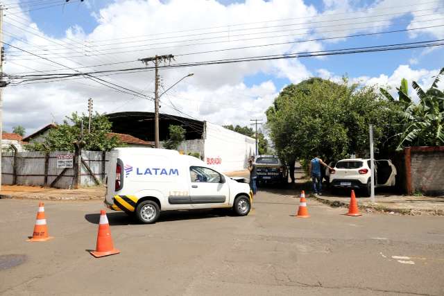 Motorista de empresa aérea invade preferencial e atinge carro 