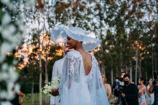 Miriam, a noiva, abandonou o vestido e se casou de macacão e chapéu estilosos (Foto: @pedredp)