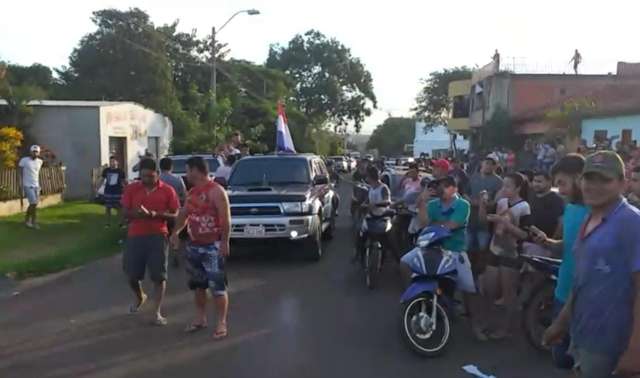 Multid&atilde;o protesta na casa de mulher que proibiu paraguaios de falar em guarani