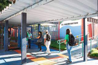 Escola Joaquim Murtinho reabriu as portas hoje para acolhida de apenas 250 alunos. (Foto: Henrique Kawaminami)