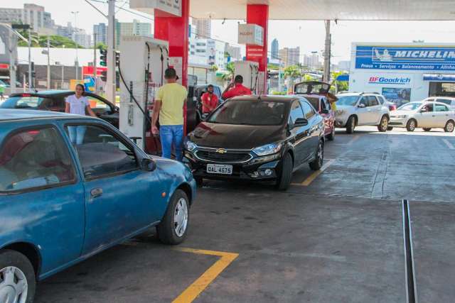 Governo anuncia 5&ordm; reajuste da gasolina do ano