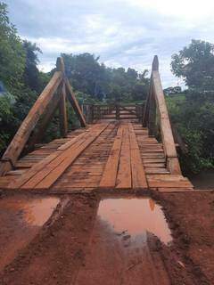 Após o conserto, ponte que dá acesso a região do laranjal foi trancada por produtor rural (Foto: Divulgação)