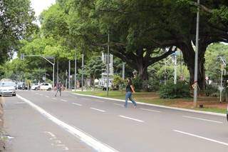 Pedestres atravessando fora da faixa na Avenida Afonso Pena. (Foto: Kísie Ainoã)