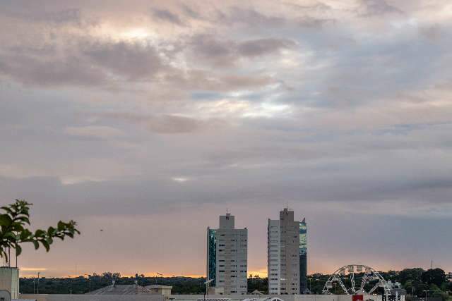 Ter&ccedil;a-feira ser&aacute; de sol entre nuvens e chuvas isoladas em todo Estado