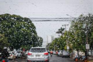Na região central de Campo Grande, chove, mas sem alagamentos ou estragos por ora. (Foto: Henrique Kawaminami)