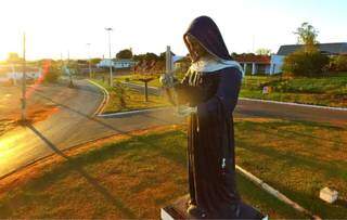 Estátua de figura religiosa na entrada do município de Santa Rita do Pardo (Foto: Reprodução/Perfil News)