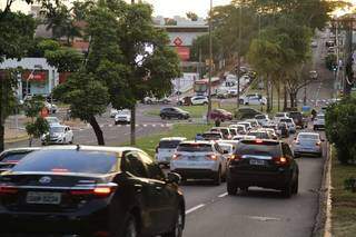 Rotatória da Mato Grosso tem fila de veículos no fim da tarde, mas nenhuma fiscalização. (Foto: Kisie Ainoã)
