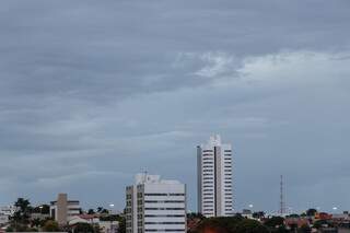 Nesta terça-feira, o dia em Campo Grande amenheceu com céu parcialmente fechado (Foto: Henrique Kawaminami)