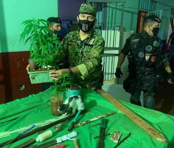 Procurando t&uacute;nel do PCC, pol&iacute;cia acha armas e at&eacute; p&eacute;s de maconha em cadeia
