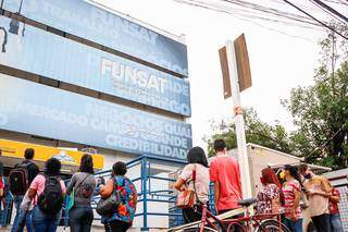 Trabalhadores aguardam atendimento em frente ao prédio da Funsat (Foto: arquivo / Campo Grande News)