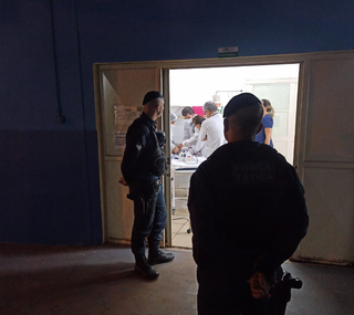 Policiais observando os médicos atenderem a bebê no posto de saúde do Bairro Nova Bahia. (Foto: Direto das Ruas)