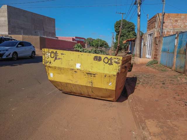 Motociclista que foi arremessado após bater em caçamba tem perna amputada