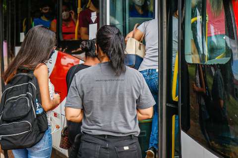 Em teste de volta às aulas, passageiros reclamam de ônibus lotados “como sempre”