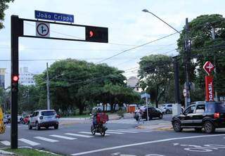 Motorista de entregas por aplicativo desrespeita sinal vermelho em plena tarde na Afonso Pena. (Foto: Kisie Ainoã)