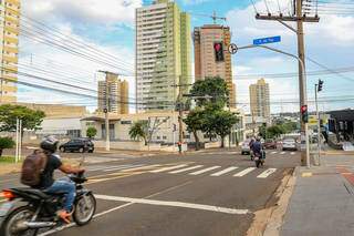 Na Ceará com Rua da Paz, 2 motociclistas furam sinal vermelho por volta das 17 horas. (Foto: Paulo Francis) 