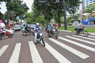 Motociclistas trafegam avenida na região central de Campo Grande. (Foto: Henrique Kawaminami)