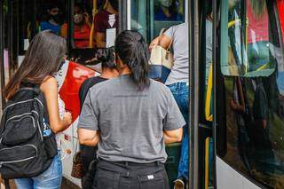 Ônibus lotam em horários de pico, segundo entrevistados (Foto: Henrique Kawaminami)