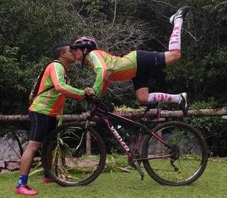 Ao lado do esposo, Tânia sobe em cima da bike e faz pose (Foto: Arquivo Pessoal)