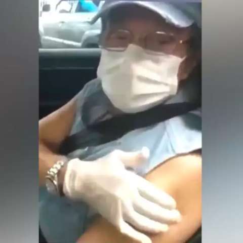 Todo de azul, Roberto Carlos recebe dose e faz campanha: "vacina sim"
