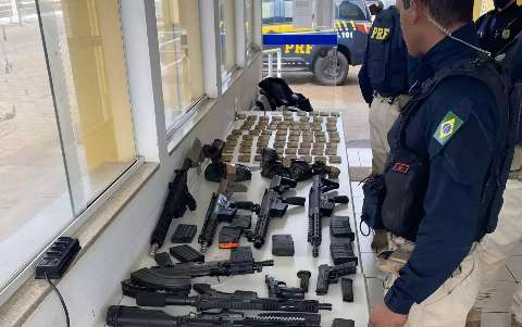 Motorista &quot;cai&quot; em MS com arsenal de fuzis e mais de 1,2 mil muni&ccedil;&otilde;es