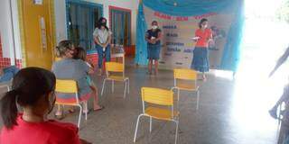 Pais e funcionários reunidos em creche de Figueirão que está com aulas presenciais suspensas até que a situação da pandemia esteja controlada. (Foto: Divulgação)