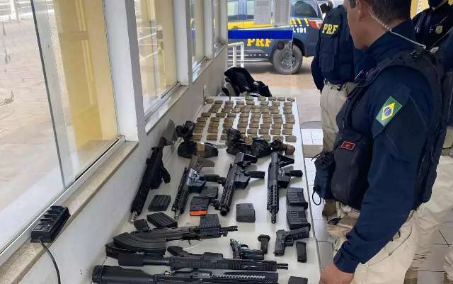 Motorista &quot;cai&quot; em MS com arsenal de fuzis e mais de 1,2 mil muni&ccedil;&otilde;es