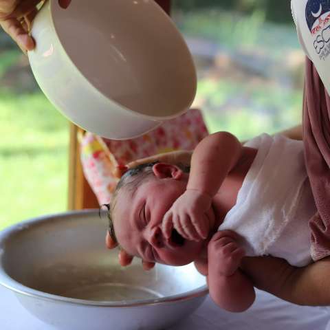 Com gestos ancestrais, parteiras e doulas resgatam o parto tradicional