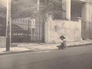 Eudoro criança descendo de skate a rua de casa, no bairro de Botafogo (Foto: Arquivo Pessoal)