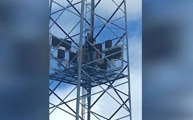 Homem sobe em torre na fronteira e exige falar com presidente dos Estados Unidos
