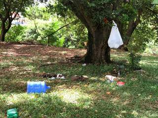 Lixo deixado para trás pelas pessoas que ocupavam o local de forma irregular (Foto: Bruna Marques)