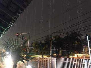 Chuva na Rua da Paz no Jardim dos Estados. (Foto: Direto das Ruas)