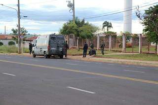 Movimentação em frente à unidade de saúde onde &#34;granada&#34; foi encontrada (Foto: Kísie Ainoã)