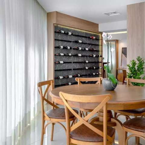 Inspiração em apê começa por adega que exibe vinhos no inverno e verão
