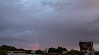 Pedaço de arco-íris no início da manhã de hoje em Campo Grande (Foto: Henrique Kawaminami)