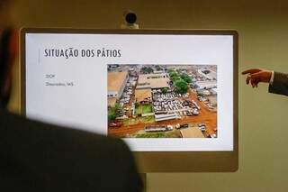 Imagem exibida em reunião na Sejusp mostra pátio do Departamento de Operações de Fronteiras em Dourados. (Foto: Henrique Kawaminami)