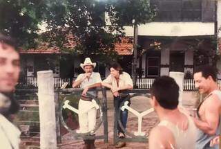 Atores na sede da fazenda em gravação da original nos anos 90 (Foto: Luiz Henrique Rondon)