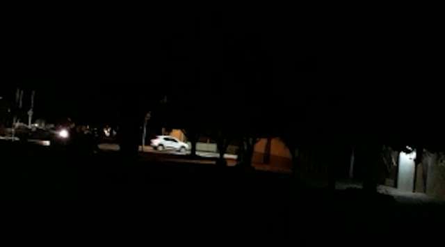 Sem poda de &aacute;rvores, rua fica na escurid&atilde;o na Vila Bandeirantes