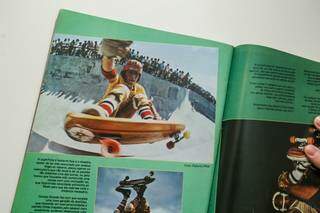 Ele guarda até hoje algumas das revistas que incluiram sua participação sobre o skate (Foto: Kísie Ainoã)