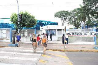 Universitário caminhando em direção a faculdade. (Foto: Arquivo Campo Grande News - Marcos Maluf)