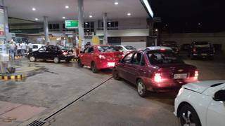 Motorista abastecendo em posto de gasolina da Petrobras. (Foto: Direto das Ruas)
