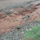 Cratera em frente a garagem dificulta a vida de moradora do Macaúbas
