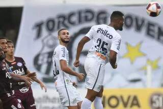 Zagueiro Sabino ganha bola pelo alto; apesar do gol, time saiu apenas com empate (Foto: Divulgação)