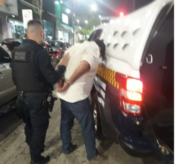 Construtor &eacute; preso pela 7&ordf; vez por mostrar o p&ecirc;nis e se masturbar na rua