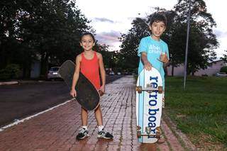 Maria Catarina, de 7 anos, ao lado do irmão Pedro Paulo, de 11 (Foto: Kísie Ainoã)